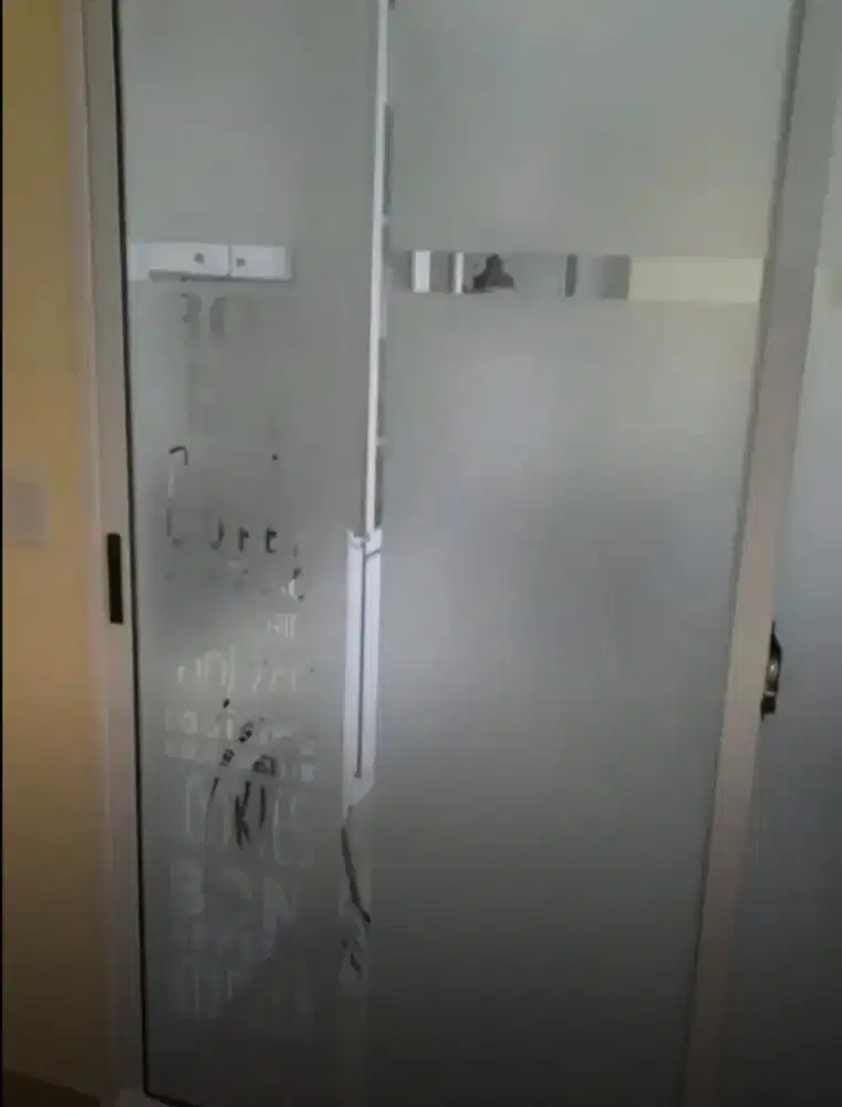 Kaca dapur minimalis bisa pasang stiker sanblas dan kaca film