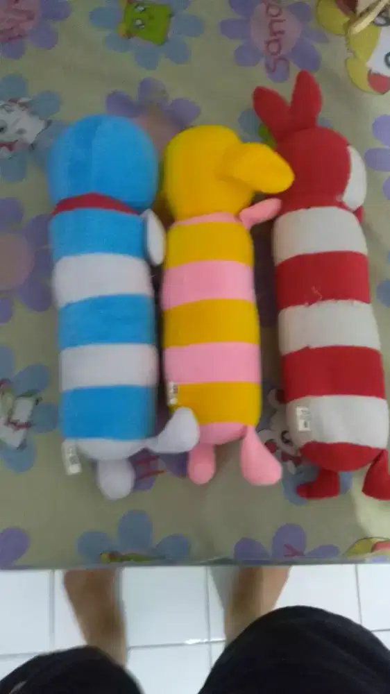 Guling boneka ada 3 warna merah kuning biru