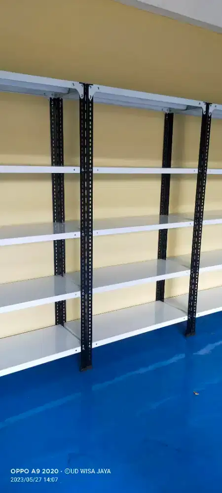 Rak besi siku lubang