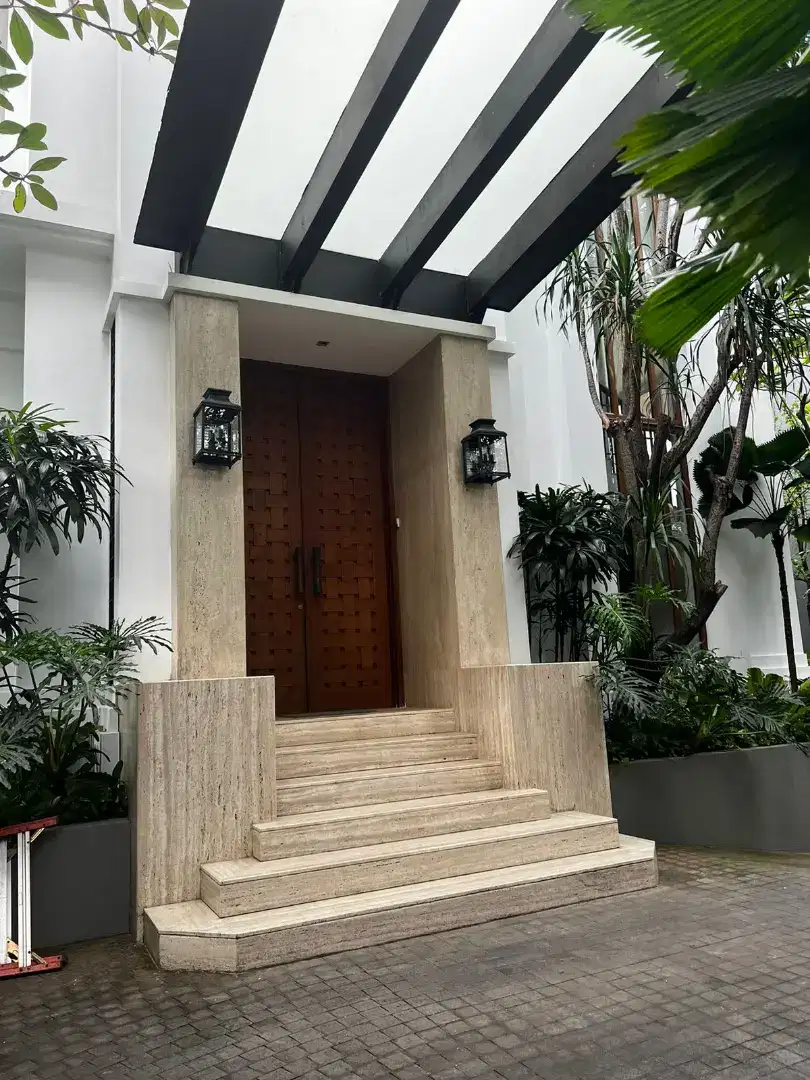 Disewakan Cepat Rumah Mewah (Daerah Menteng) Strategis Aman Asri