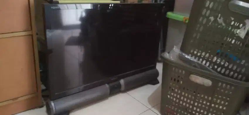 Tv LED Sharp Aquos 32 speaker bawah + remote, suara masih bagus