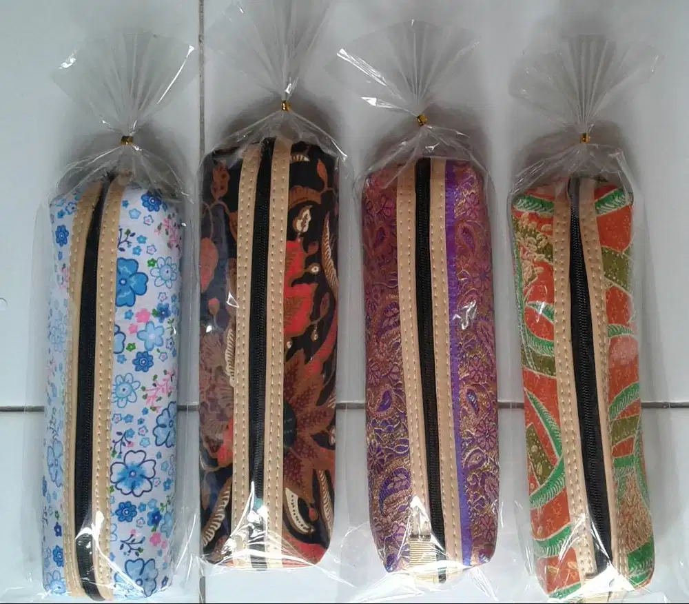 Souvenir dompet rit dusgrip batik