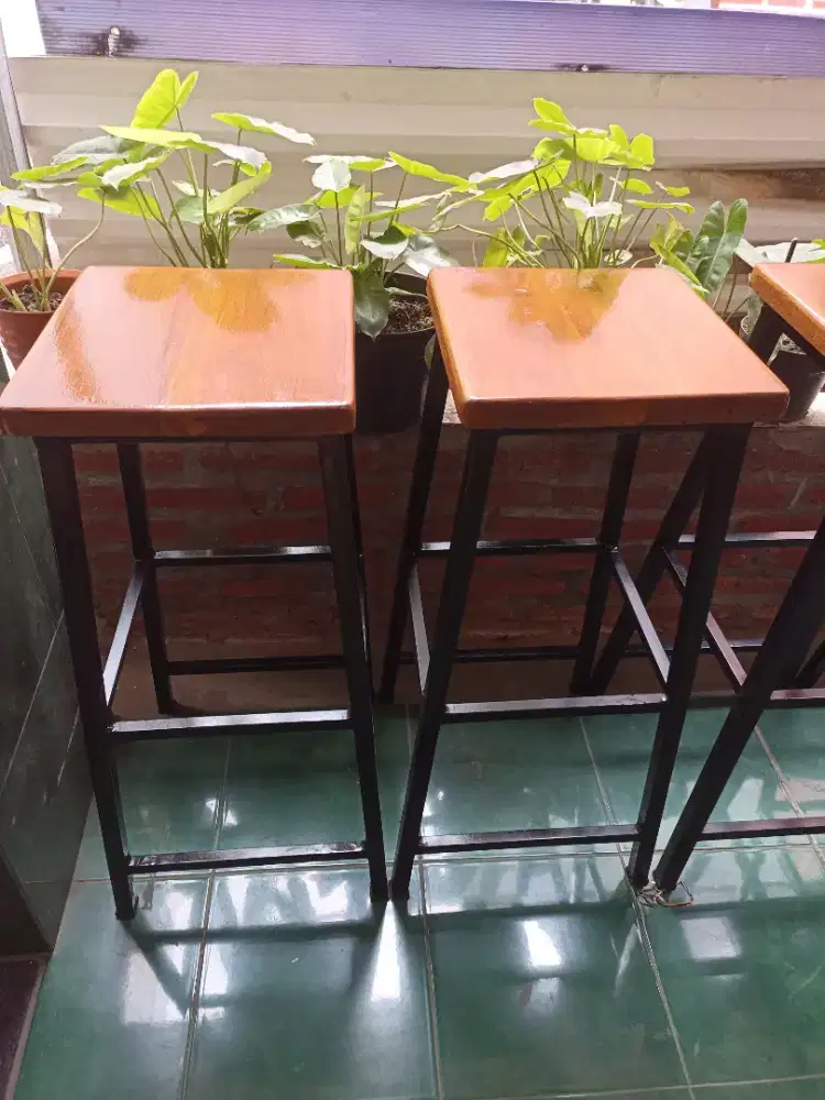 Kursi bar rangka besi