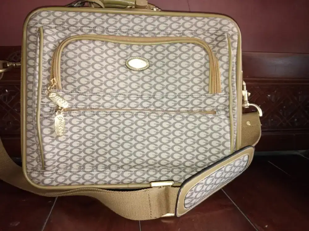 Tas kerja merk Guess