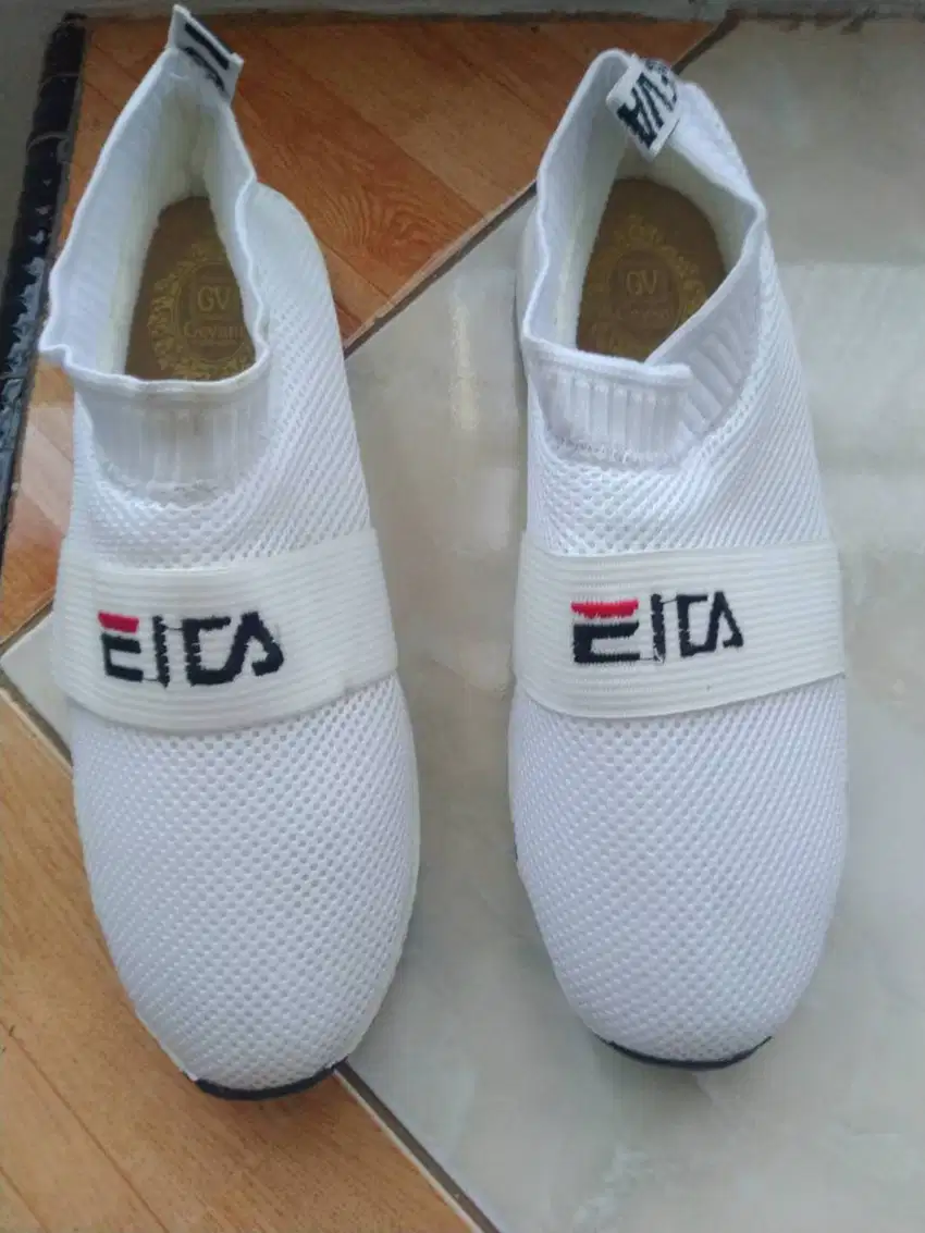 Sepatu Flat Shoes warna Putih Dijual Cepat bu butuh uang sneakers