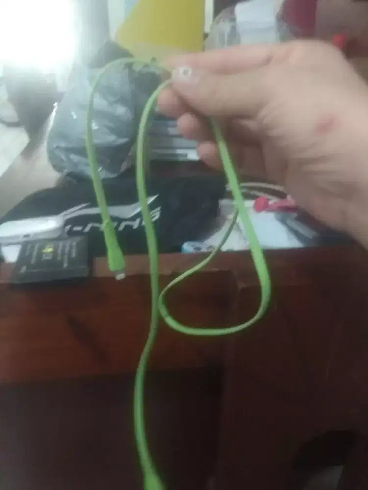 Charger iPhone 5 atau sejenisnya