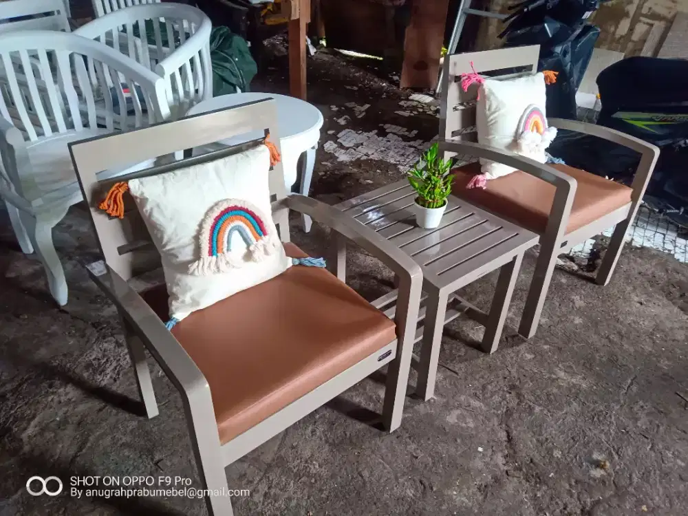 Kursi teras gudang di Balong sari