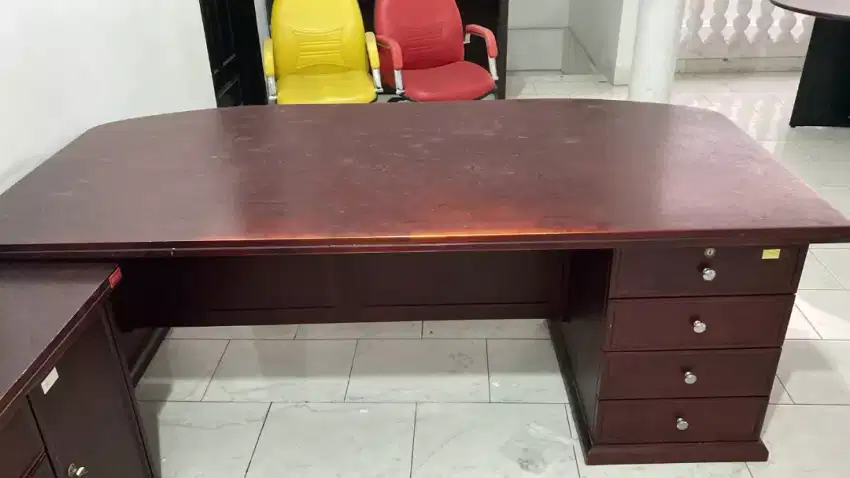 Meja kerja direktur merk minotti bahan solid wood