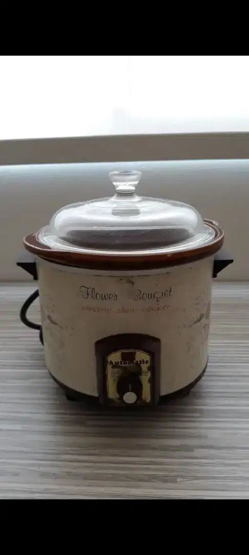 Slow cooker 1.5 liter. masih seperti baru.Automatis bisa mati sendiri.