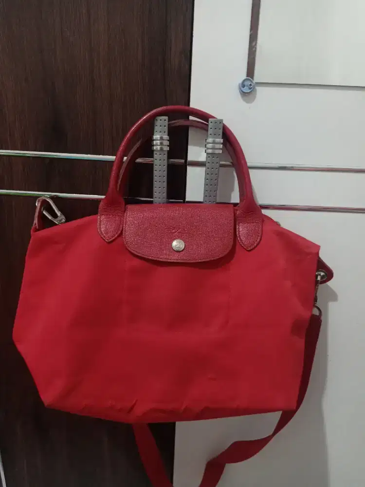 Tas longchamp merah