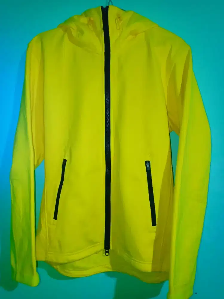 Jaket UNIQLO size S seperti air di daun talas