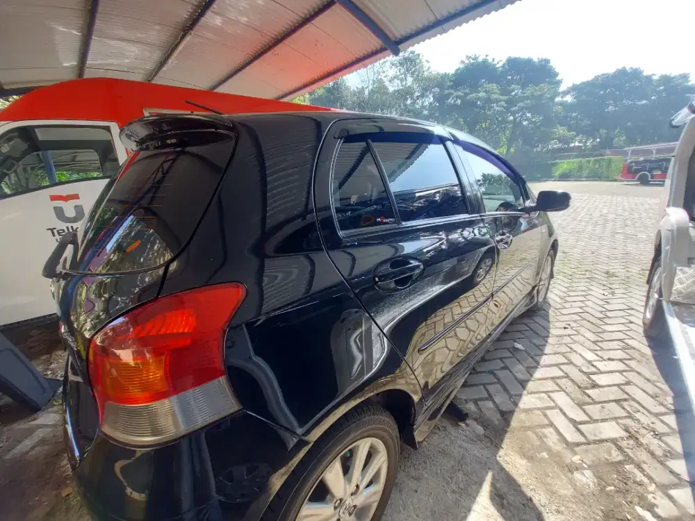 teknisi bongkar pasang kaca film untuk mobil