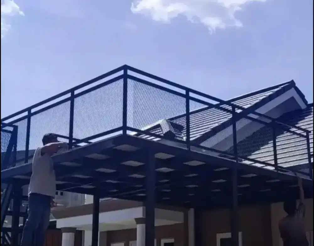 Kanopi balkon. Mezzanine lantai 2. Mezzanine outdoor