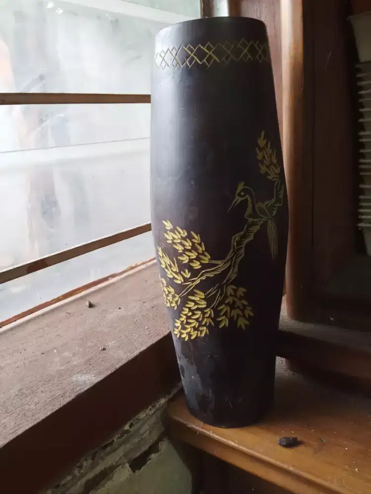 Vas bunga kayu hitam ukir gambar burung Di pohon