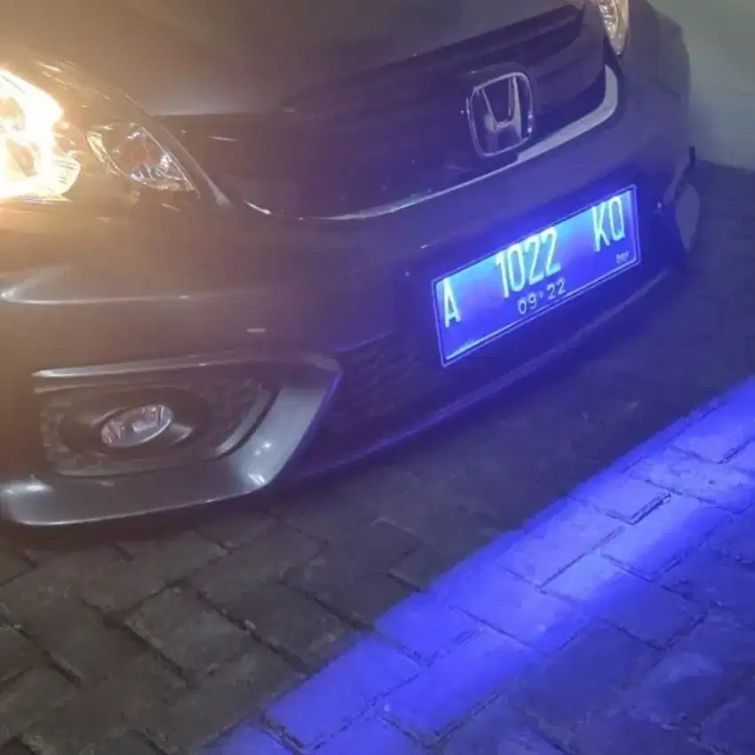 Tatakan plat mobil pakai kaca dan lampu