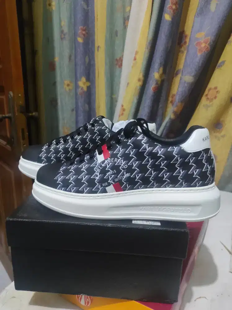 SEPATU KARL LAGERFELD