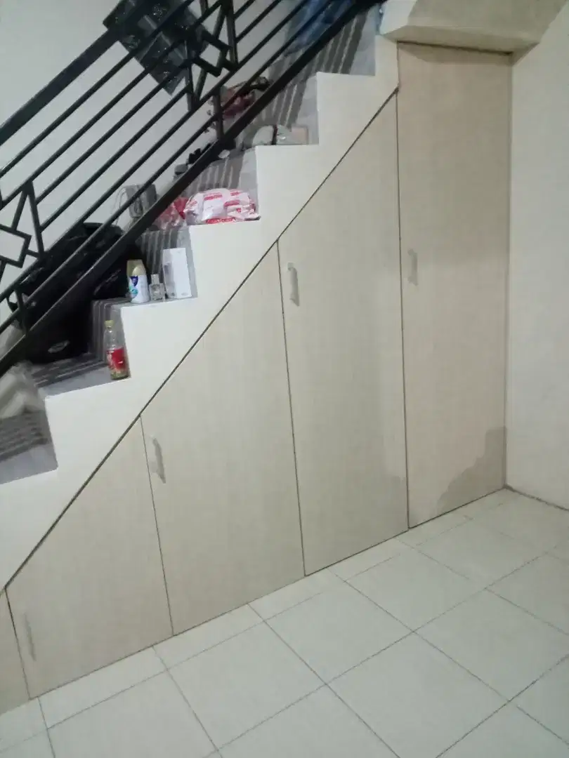 Lemari bawah tangga