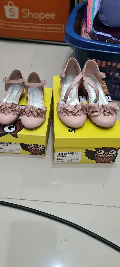 Sepatu anak perempuan