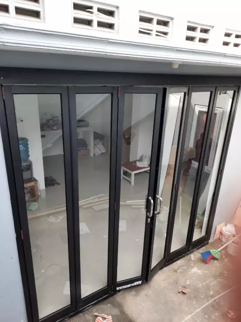 Pintu kaca lipat geser sliding bukaan kusen aluminium jendela boven