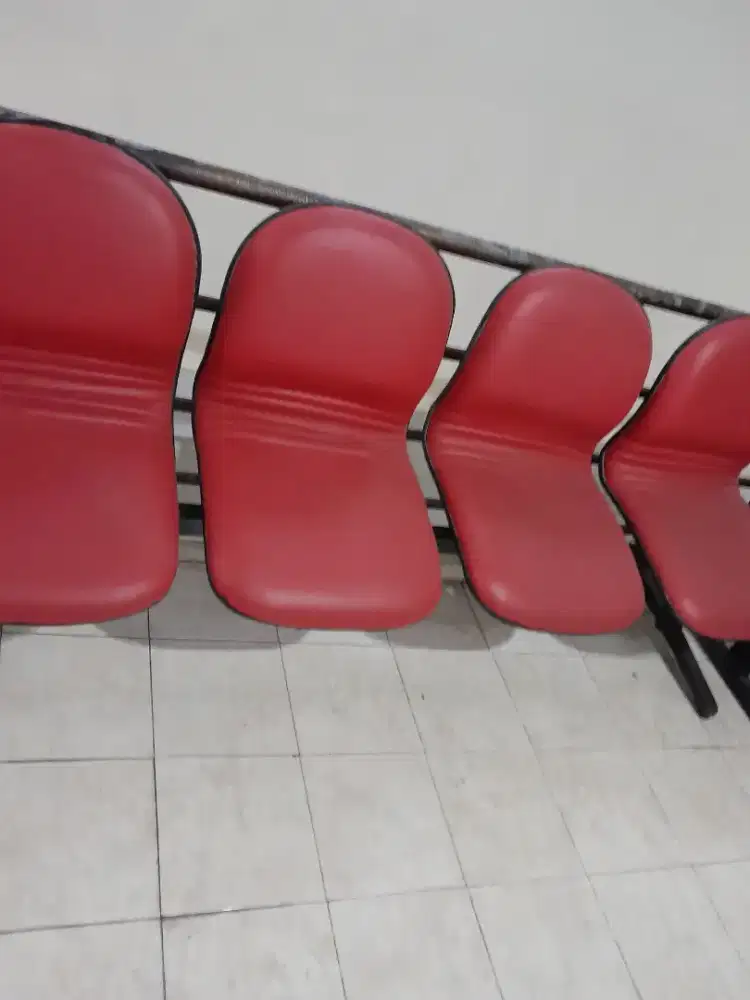 Dijual kursi tunggu isi 4 kursi sambung. Sepon diganti baru