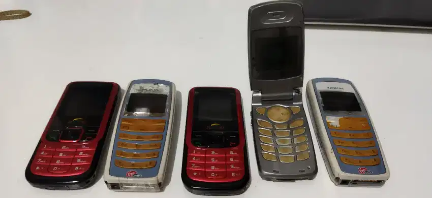 Lima buah HP old style Nokia, Motorola dan ZTE flexi