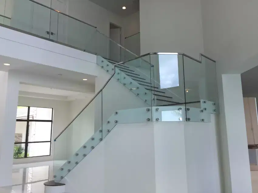 Railing tangga kaca tempered