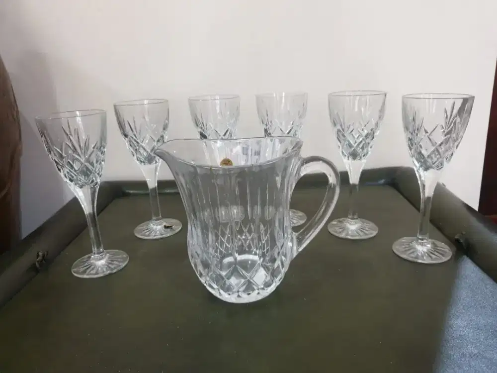 Satu set kristal jug dan sloki