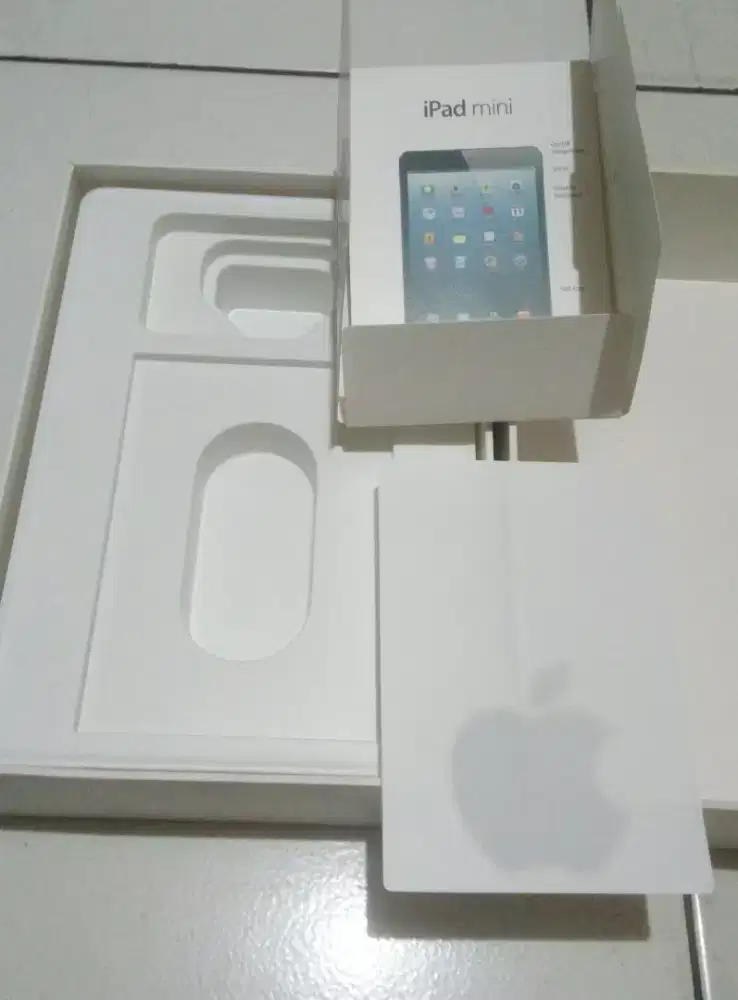 Box dus iPad mini A1455 , 64 GB , stiker Apple dan bukunya.