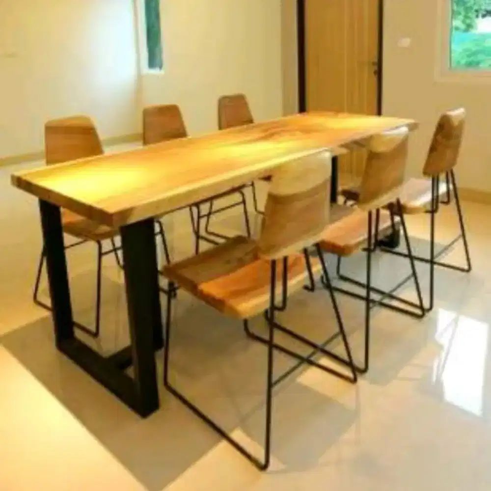 Meja Makan Mewah Trembesi Solid Kaki Besi 6k