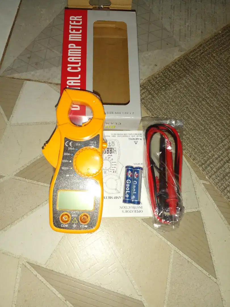 Digital clamp meter