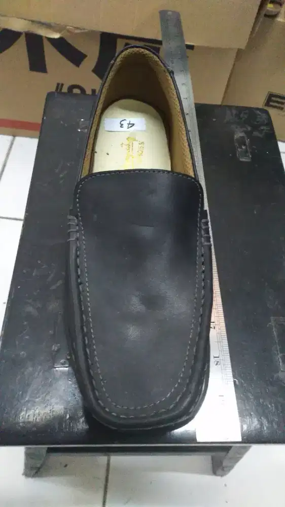 Sepatu Kulit asli buatan tangan sendiri.