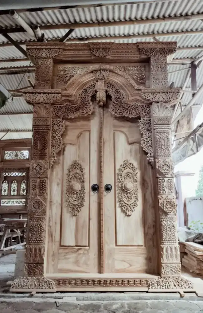 Pintu gapura ukir lbr 180 t 280 tiang lebar 20 tebal 15 kayu jati