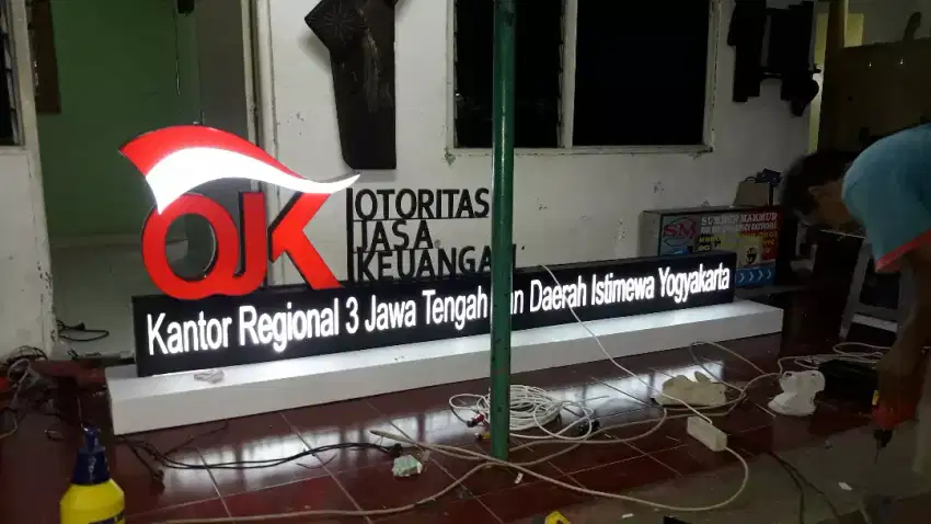 Neon box dan huruf timbul