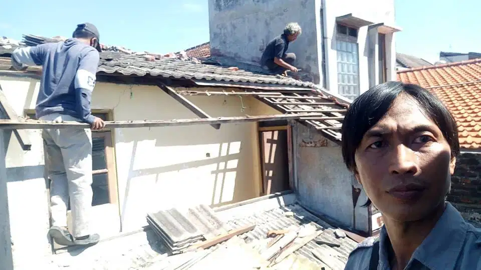 jasa bongkar merobohkan rumah kantor kafe resto  gudang reklame lantai