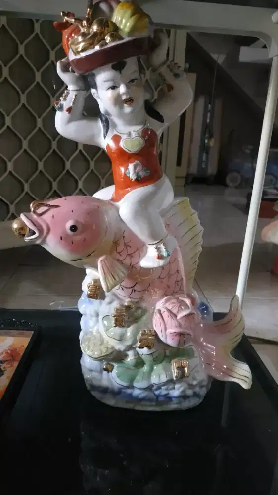 Patung Anak Kecil dengan Ikan
