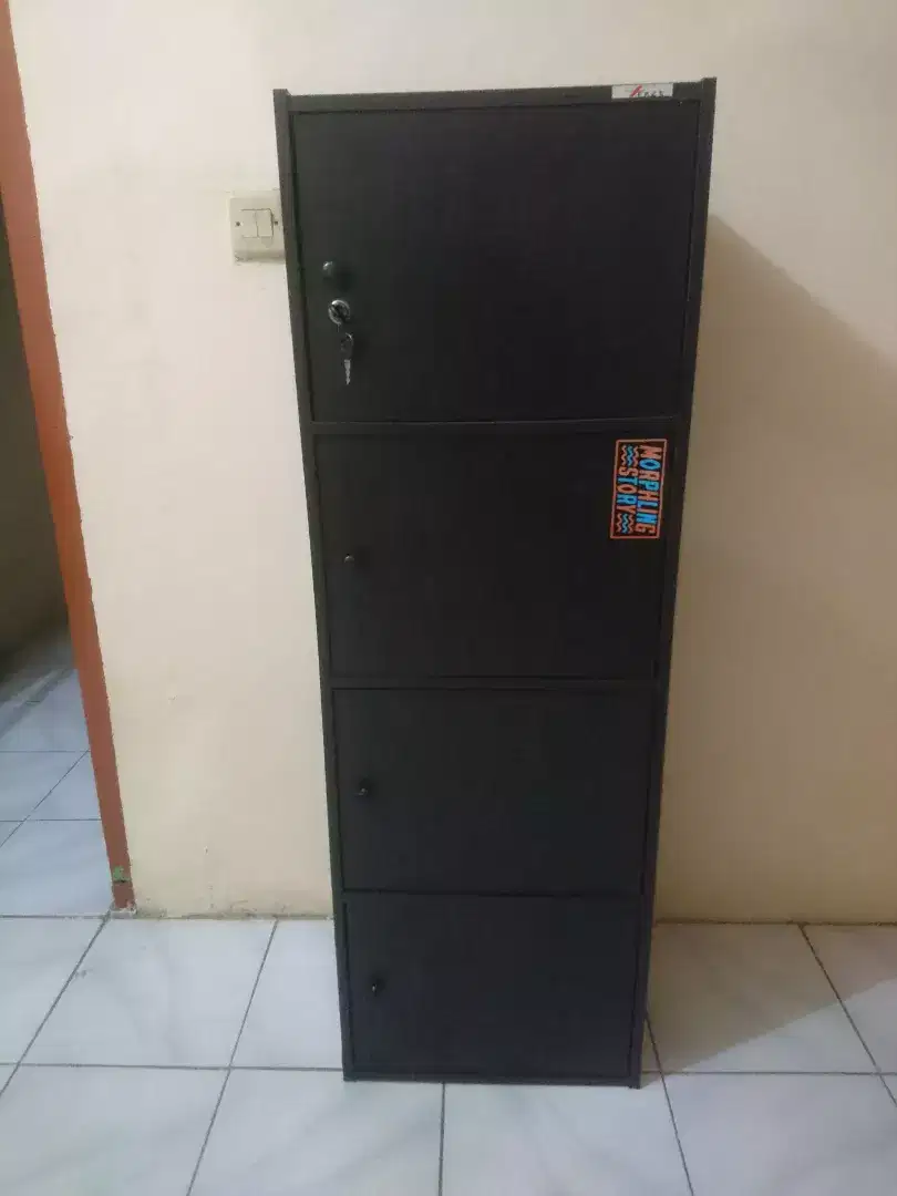 Lemari rak buku lemari serbaguna 4 susun dengan pintu dan kunci
