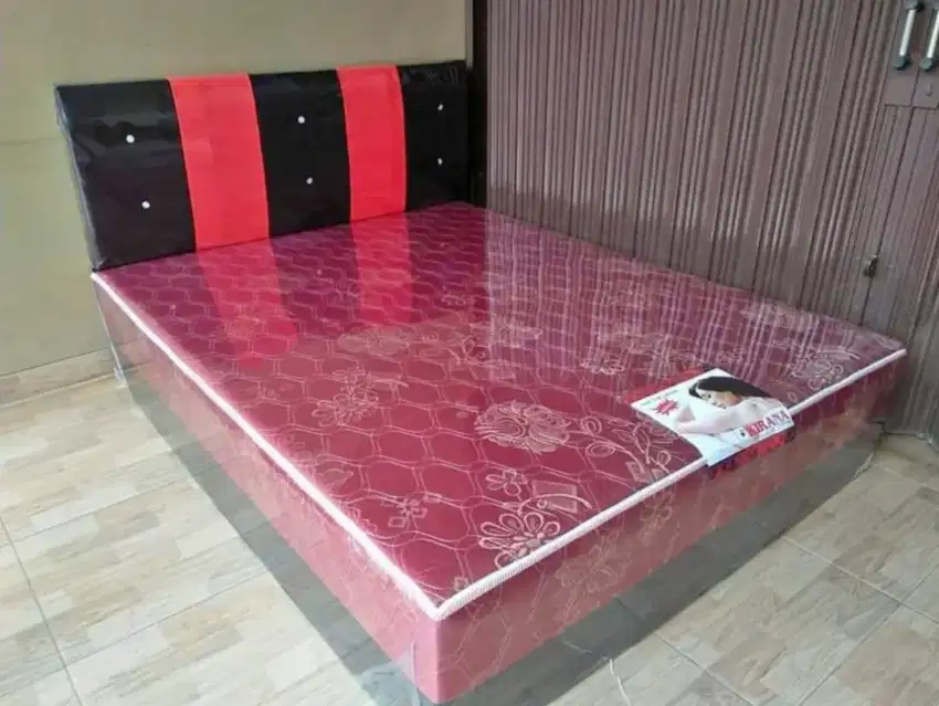 Springbed garis merah dan hitam