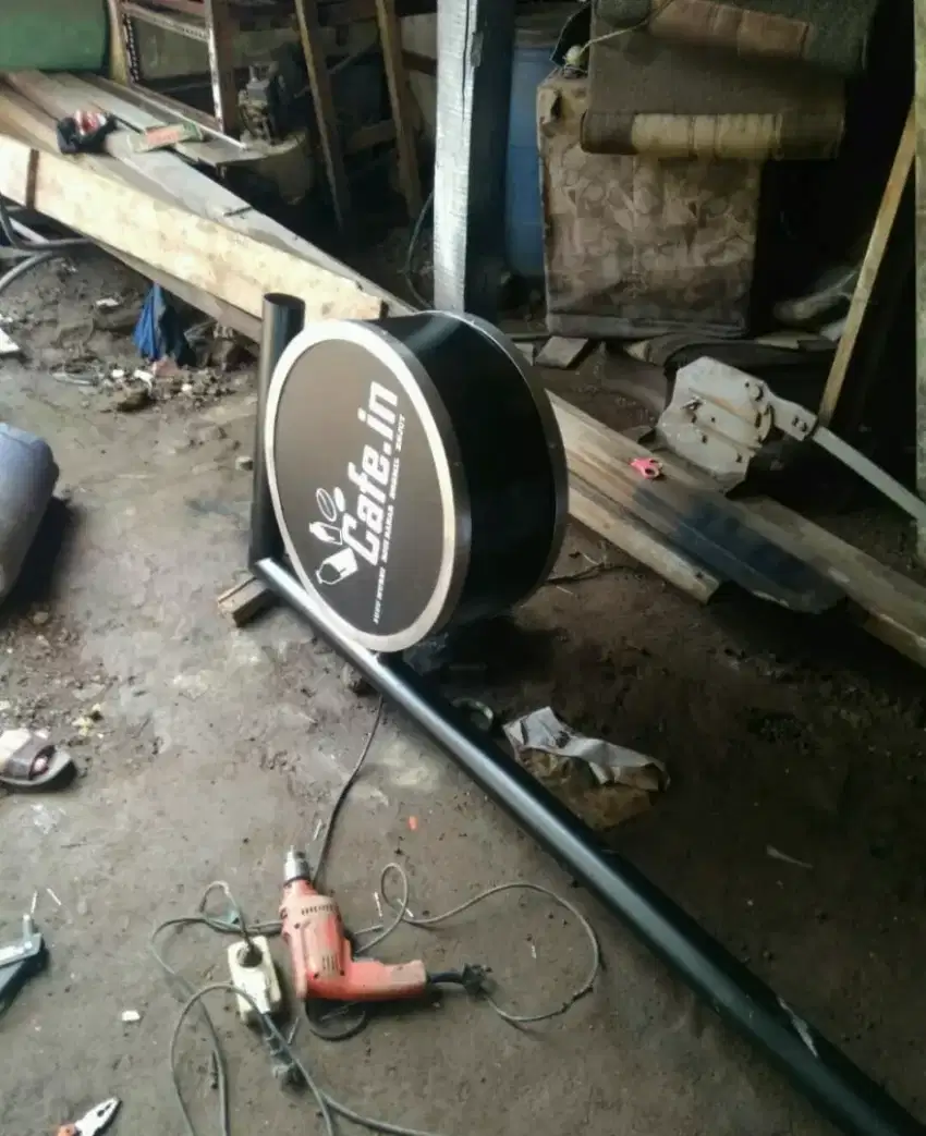 Neon Box dan huruf timbul