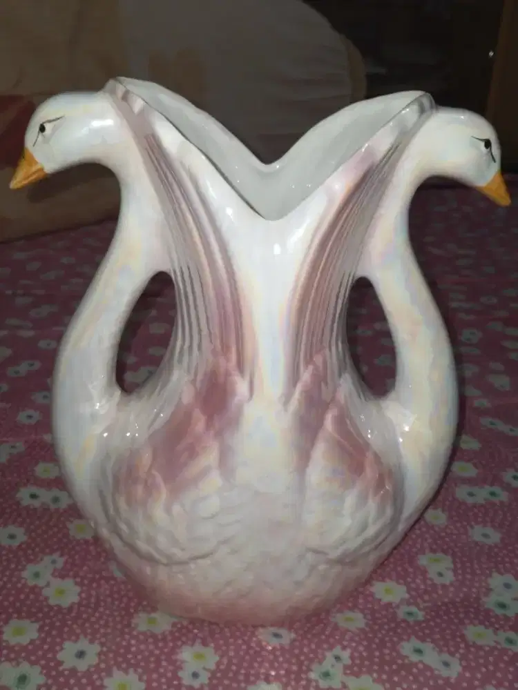 Vas bunga/Pot bunga keramik model dua angsa