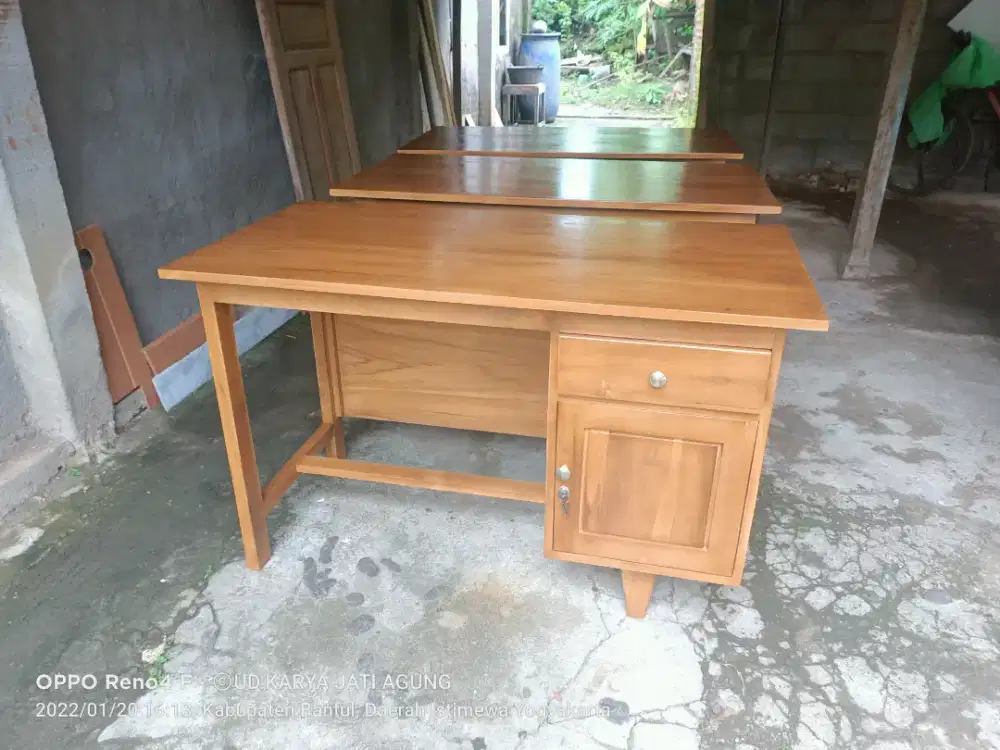 Meja kantor setegah biro