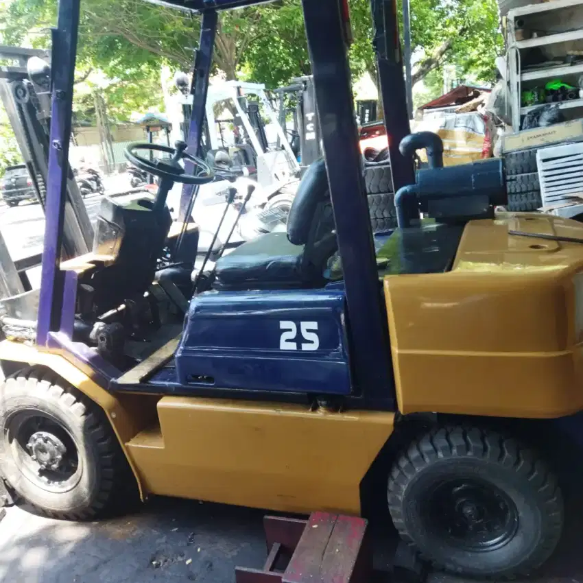 FORKLIFT 25  komatsu 3 ton 11-TAHUN 1995 siap kerja bergaransi