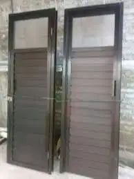 Pintu toilet menyesuaikan lokasi