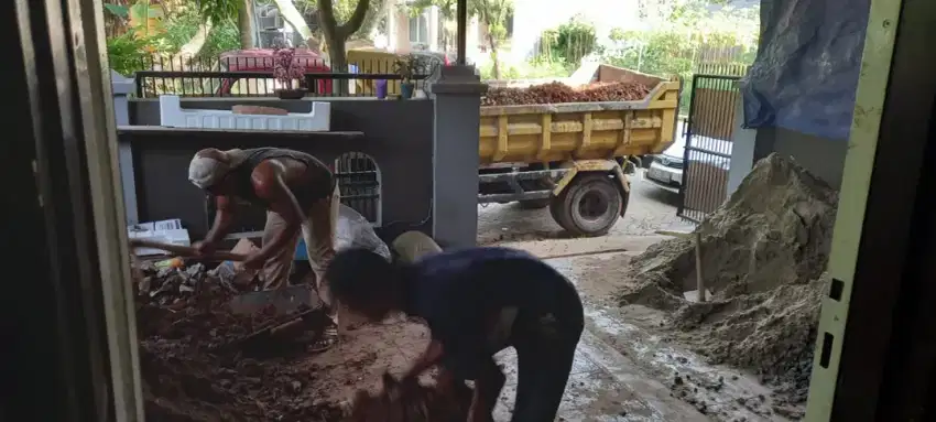 Tanah merah campur pengurugan urug buang puing sampah urugan puing