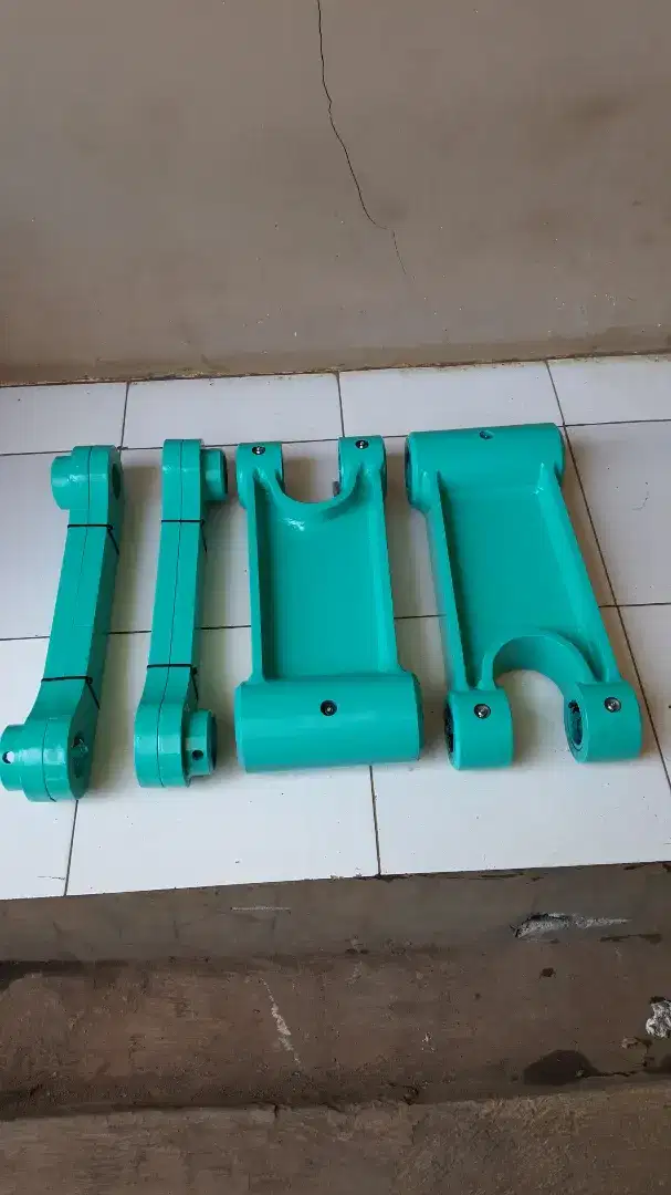 INSTALASI PIPING BREAKER DAN LINK H & I UNTUK EXCAVATOR