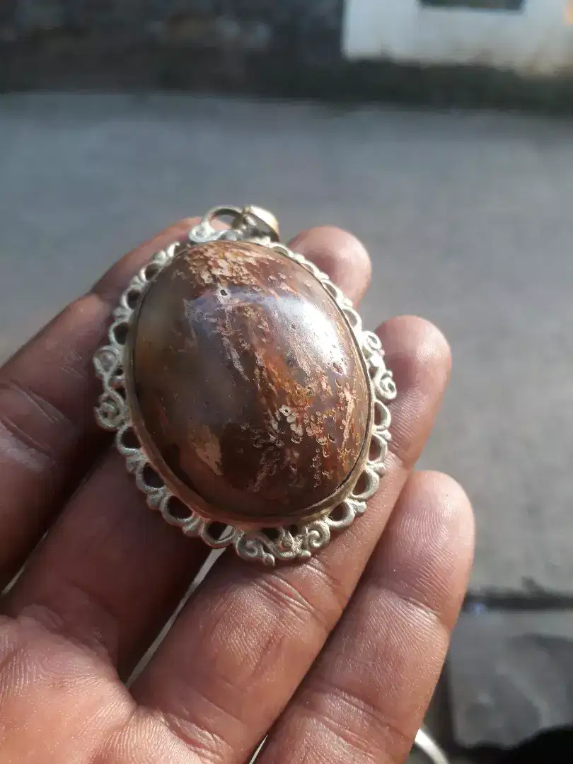 Liontin  batu fosil batang kelapa
