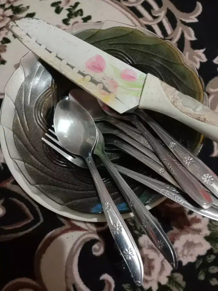 Piring,sendok,garpu,pisau,alat serut