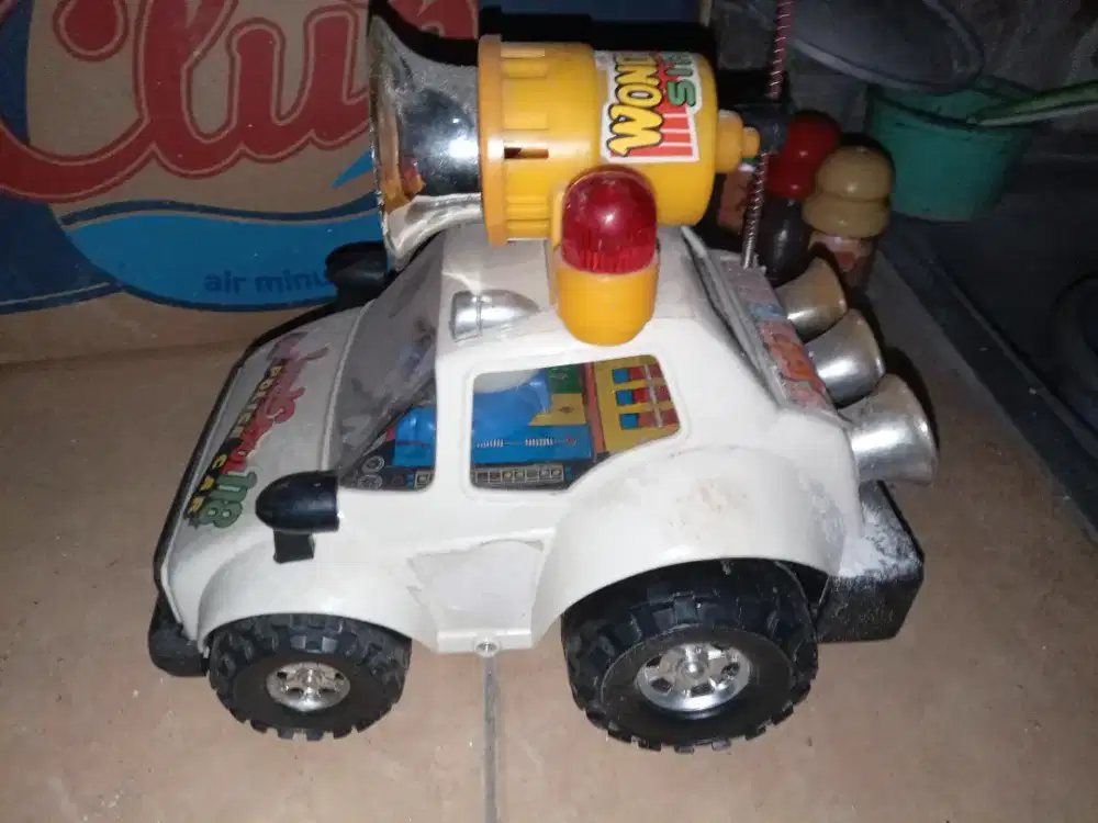 Mainan mobil warna putih