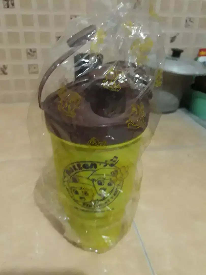 Botol minum warna kuning