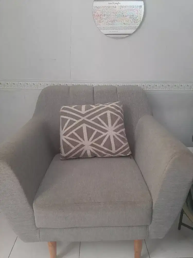 Dijual sofa 1 seater. Harga per 1 sofa plus bantal