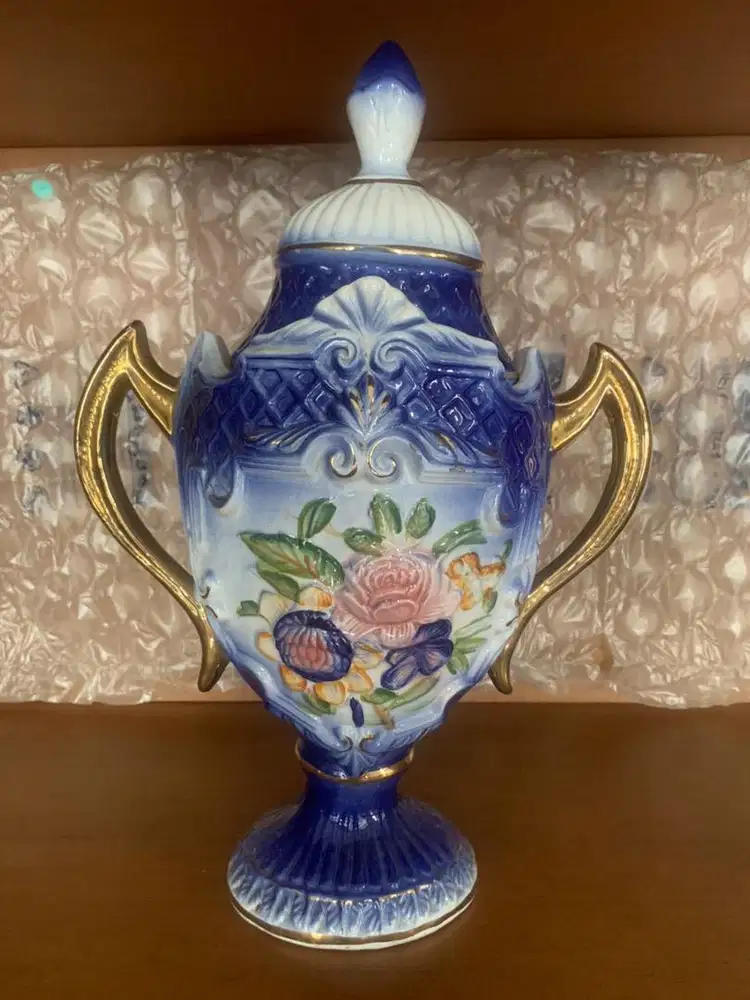 Vas Modern Classic Bentuk Piala Biru